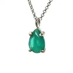 Une image de Le collier d'Anemone Poire Unique en Onyx Vert est un choix idéal pour une petite amie organisée et féminine qui aime les bijoux