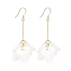 Une image de Des boucles d'oreilles fleuries pour une petite amie féminine